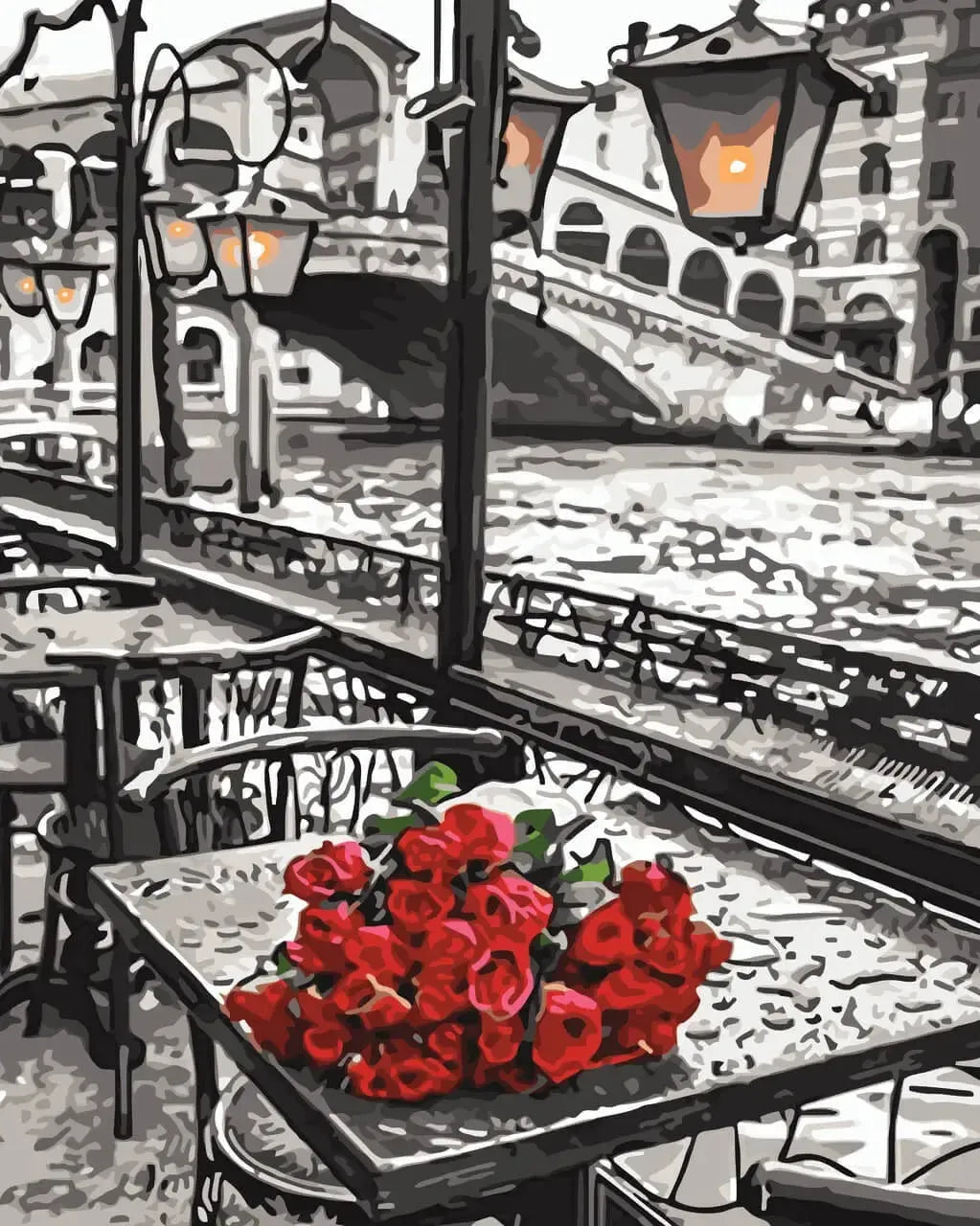 Mustavalkoinen kaupunkinäkymä kahvilasta, jossa pöydällä punainen ruusukimppu ja taustalla ikoninen silta veden yllä, iltavalaistuksessa.