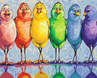 Thumbnail for Seitsemän sarjakuvamaista lintua seisoo rivissä sateenkaaren väreissä, taustalla kirkas sininen taivas ja heijastus pinnasta – paint by numbers -maalaus.
