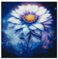 Thumbnail for Timanttimaalaus mallikuva – valkoinen kukka syvänsinisessä yövalaistuksessa, violetit varjostukset ja galaksimaiset hohteet terälehdillä.
