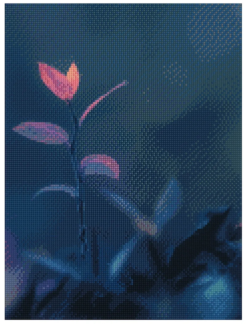 Timanttimaalaus mallikuva – yksittäinen pinkinsävyinen lehti kohoamassa tummasta, sinertävästä kasvillisuudesta, lämmin valopilkku korostaa sen muotoa.