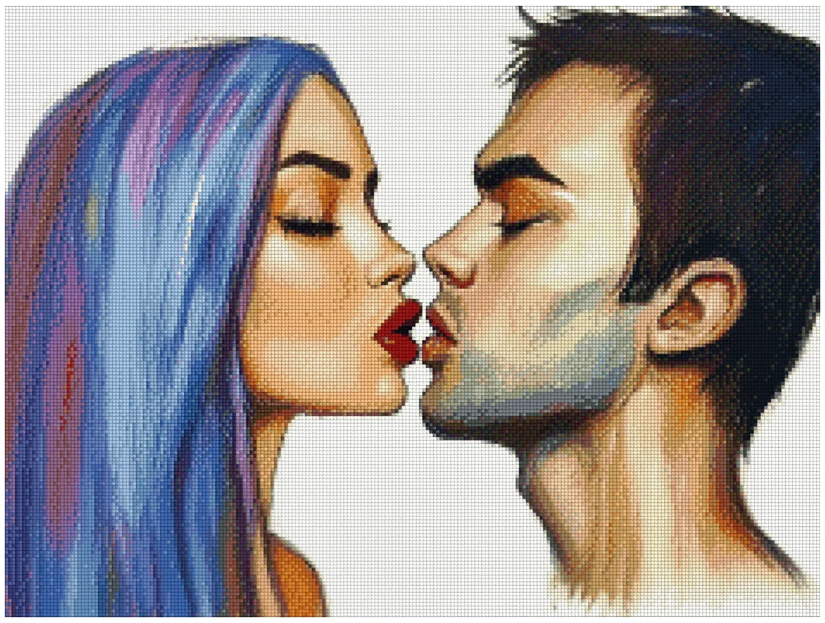 Timanttimaalaus mallikuva – lähikuva suudelmasta, jossa nainen sinivioletilla tukalla ja kirkkaanpunaisella huulipunalla kohtaa miehen, tunnelma on romanttinen ja taiteellinen.