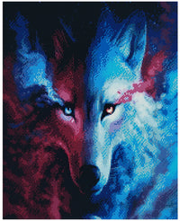 Thumbnail for Timanttimaalaus mallikuva – dramaattinen kaksivärinen susi, sinisen ja purppuran vastavärit jakavat hahmon kahtia ja katse on intensiivinen sekä hehkuva.