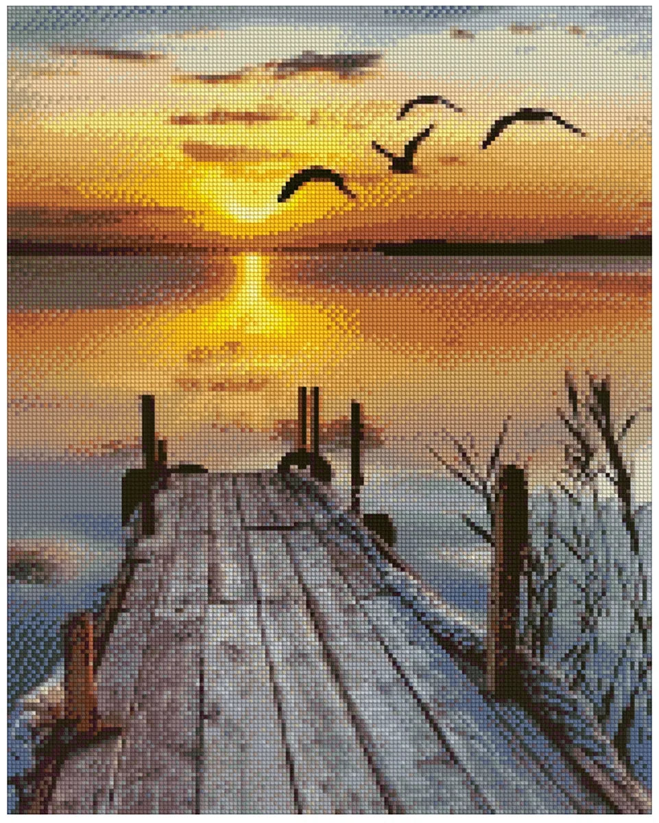 Timanttimaalaus mallikuva – puinen laituri johtaa tyynelle järvelle, kultainen auringonlasku ja lentävät linnut luovat rauhallisen tunnelman.