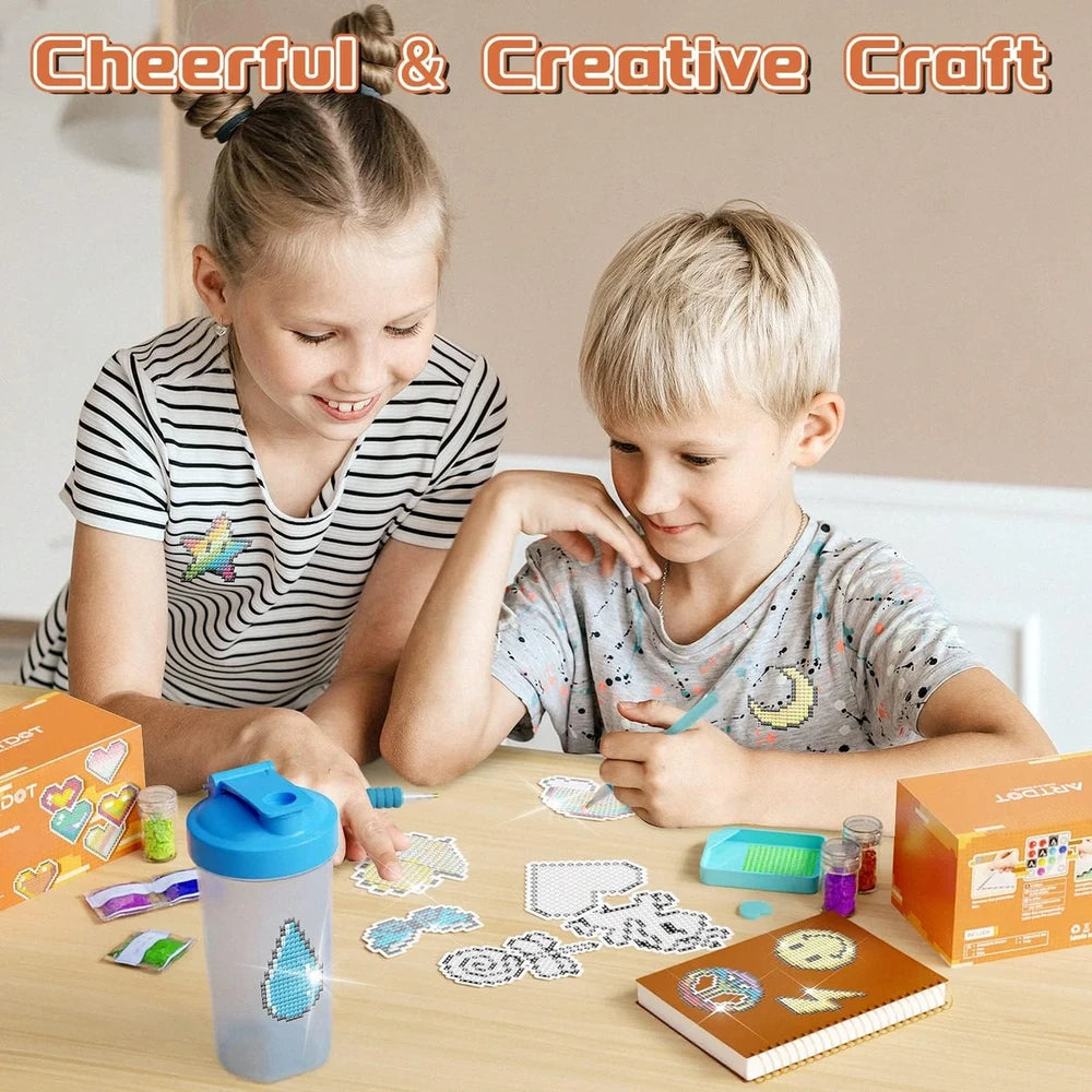 Lapset askartelemassa diamond painting -tarrojen parissa pöydän ääressä.