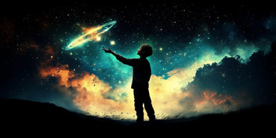 Lapsi ojentaa kättään kosmiseen galaksiin kirkkaan tähtitaivaan alla.