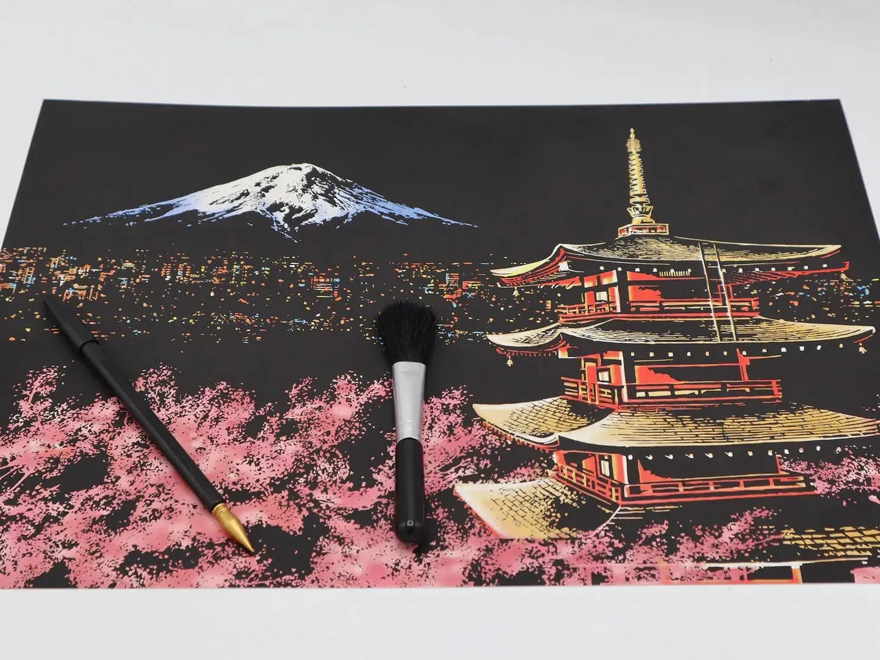 valmiiksi raaputettu raaputuskuva jonka paalla on kyna ja harja