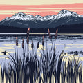 Thumbnail for Kuvassa on järvimaisema, jossa heinikot reunustavat vettä. Taustalla näkyy vuoria ja lämpimät auringonlaskun sävyt.