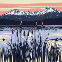 Thumbnail for Kuvassa on järvimaisema, jossa heinikot reunustavat vettä. Taustalla näkyy vuoria ja lämpimät auringonlaskun sävyt.