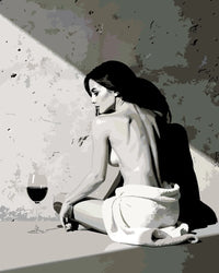 Thumbnail for Numeromaalaus nainen pyyhkeessä ja viinilasi pöydällä, harmaat sävyt