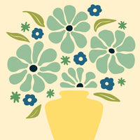 Thumbnail for Kuvassa on pastellisävyinen kukkakimppu keltaisessa maljakossa, jossa korostuu yksinkertaisuus ja eleganssi.