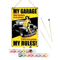 Thumbnail for Valmiiksi maalattu My Garage -numeromaalaussetti, jossa retrohenkinen metallitaulu, akryylimaalipurkit ja kolme pensseliä esillä.