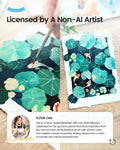 Thumbnail for Lisensoitu Zoe Lee timanttimaalaus – aito gouache-taide ja lähikuva vesikasveista ja koi-kaloista.