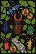 Thumbnail for Numeromaalaus kovakuoriaisista, pyökinlehdistä, kastanjoista ja kaarnanpalasta mustalla taustalla