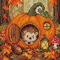Thumbnail for Siili kurpitsatalon ovella syysmetsässä, 20x20 cm timanttimaalaus – koko kuvion esikatselu
