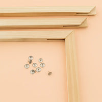 Thumbnail for Puinen 40x80 cm paint by numbers -kiilakehys ennen kokoamista. Neljä kehyspuuta ja metalliset kiinnitysnastat on aseteltu oranssille taustalle, valmiina maalauskankaan pingotusta ja kehyksen kasausta varten.