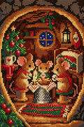 Thumbnail for Hiiriperheen jouluaatto seinänkolossa, 20x30 cm timanttimaalaus – koko kuvion esikatselu