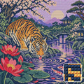 Thumbnail for Tiger beside the Crimson Pool, 50x50 cm timanttimaalaus – lopullisen kuvion esikatselu ja lähikuva neliönmuotoisista timanteista