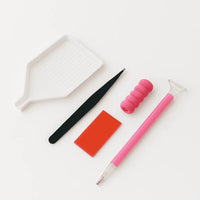 Thumbnail for Timanttimaalaustarvikesetti valkoisella taustalla, sisältäen valkoisen helmialustan, mustat pinsetit, punaisen vahalevyn, vaaleanpunaiset sormisuojat ja vaaleanpunaisen kynätyökalun.