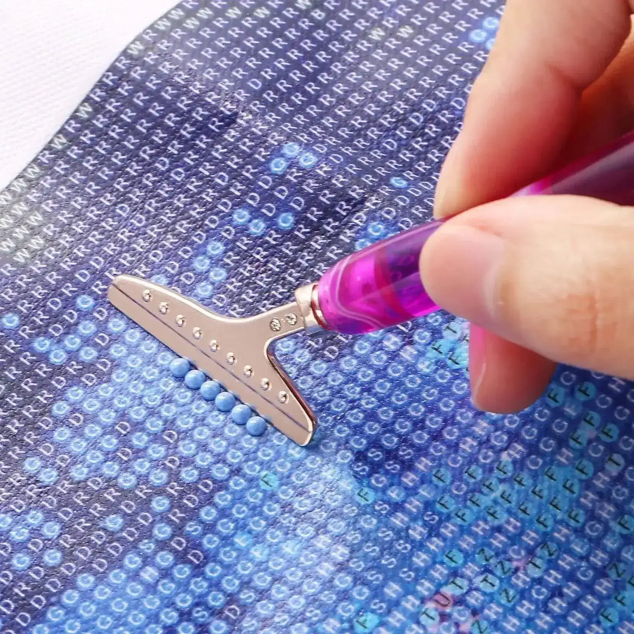 Timanttimaalauskynä metallisilla vaihtopäillä